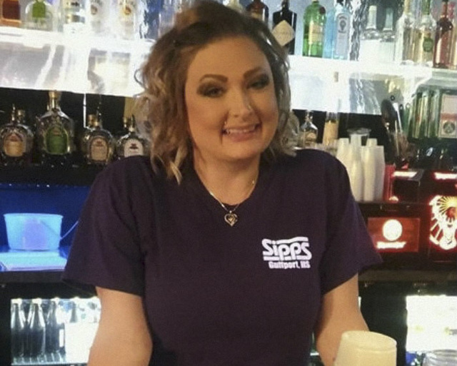 Mom Contacts Gay Bar To Ask For Advice About Her Gay Son Who Just Came Out, Bartender Gives Her The Best Response