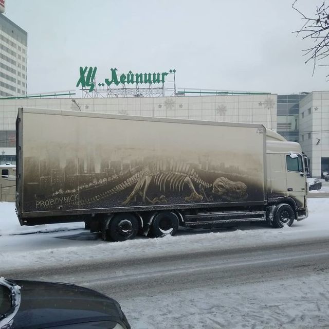 Russian "Vandal" Draws Graffiti On Dirty Cars, And The Owners Aren't Even Mad (New Pics)