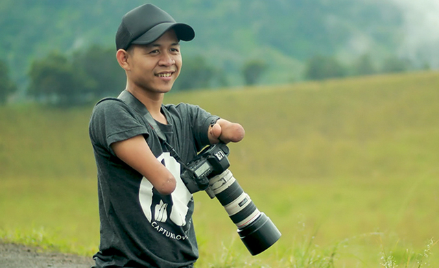 Man Born Without Hands And Legs Becomes Pro Photographer, And His Pictures Speak For Themselves