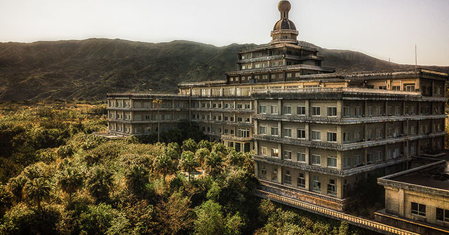 This Photographer Took Incredible Photos Inside The Biggest Abandoned Hotel In Japan