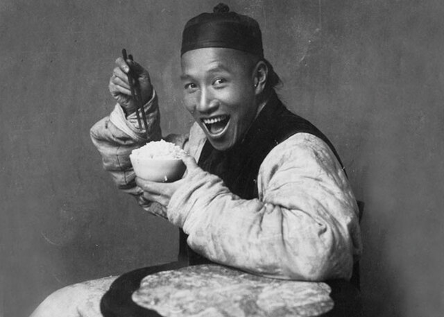 People Were Claiming This Photo Of A Smiling Man From 1901 Was Fake Until Someone Pointed Out That Rural Chinese People Didn't Know How To Pose