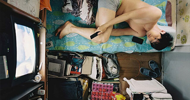 30 Photos Of Tiny, Cramped "Goshitels" Taken By South Korean Photographer Sim Kyu-Dong