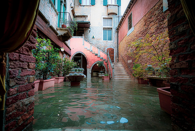 Photographer Spends Day In Flooded Venice, Captures How Surreal It Looks (19 Pics)