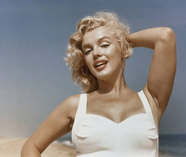 17 Beautiful Photos Of Marilyn Monroe On The Beach From The Year 1957