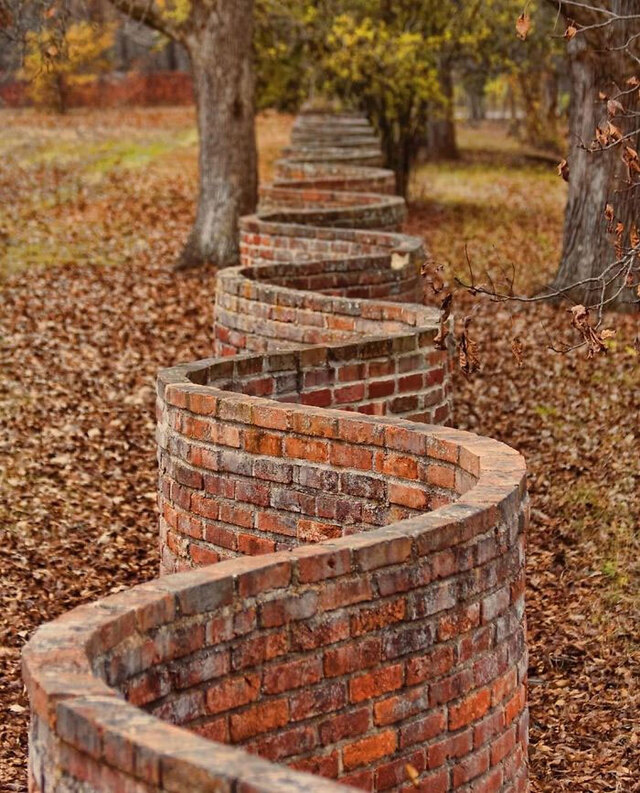 15 Examples Of British "Crinkle Crankle" Walls That Take Fewer Bricks To Build Than Straight Ones
