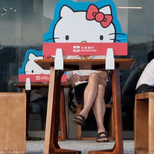 Street Photographer Captured 20 Interesting Coincidences Through His Lens (New Pics)