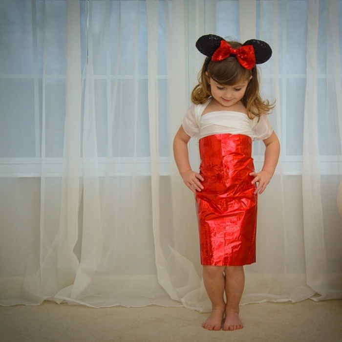 4-year-old-girl-paper-dresses-2sisters-angie-mayhem-23