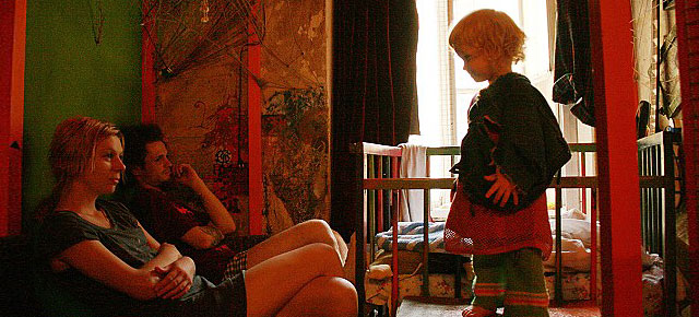 Photographer Captures The Daily Life Of A Girl Growing Up With Drug Addicted Parents 