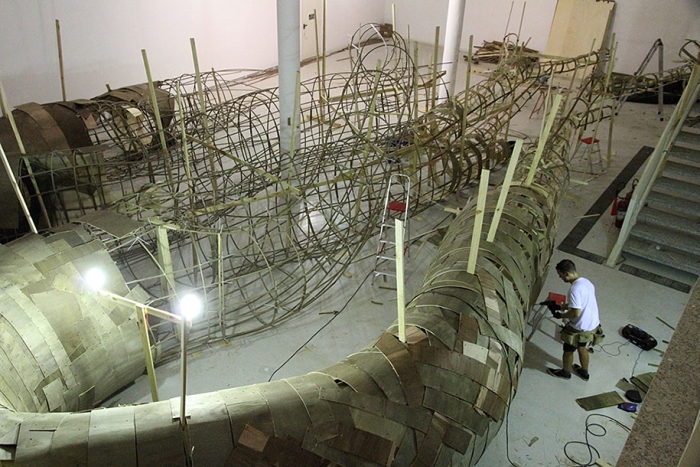 wood-tunnels-art-installation-henrique-oliveira-8