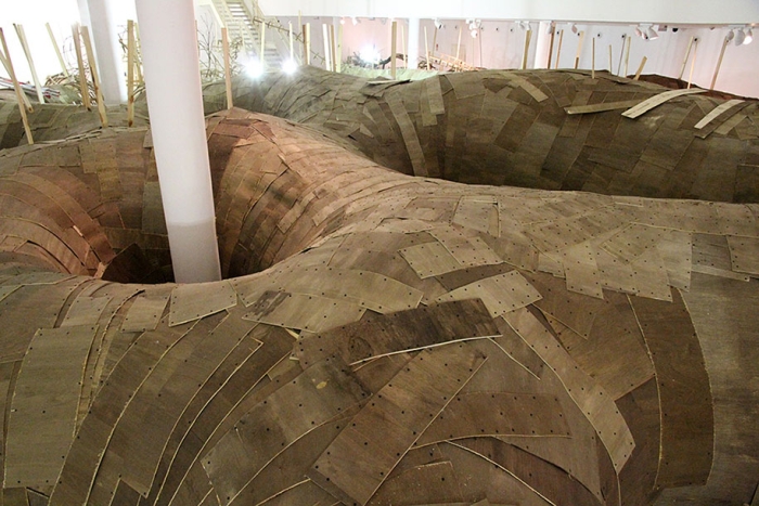 wood-tunnels-art-installation-henrique-oliveira-7