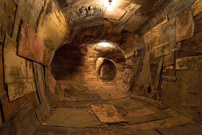 wood-tunnels-art-installation-henrique-oliveira-5