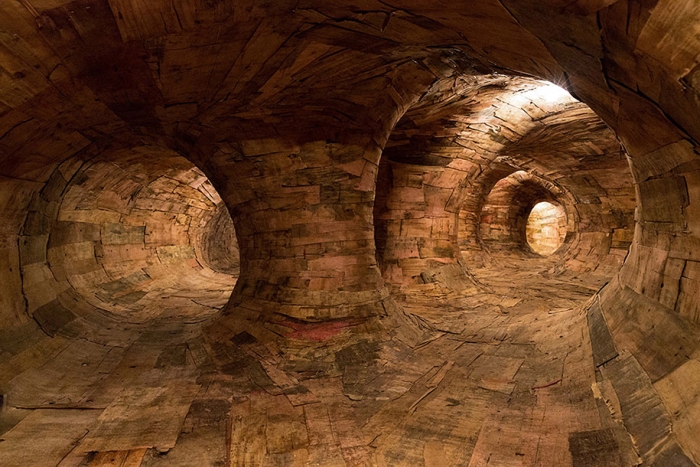 wood-tunnels-art-installation-henrique-oliveira-3