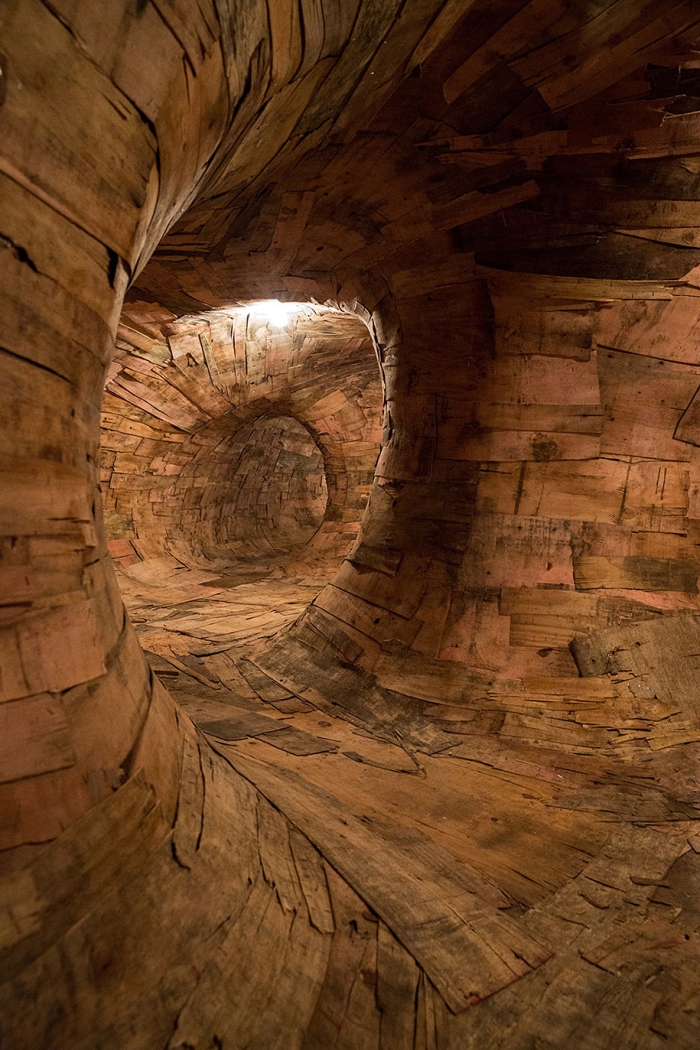 wood-tunnels-art-installation-henrique-oliveira-4
