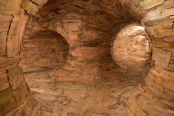 wood-tunnels-art-installation-henrique-oliveira-2