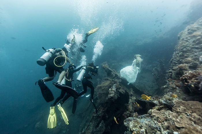 underwater-photography-shipwreck-bali-benjamin-von-wong-2