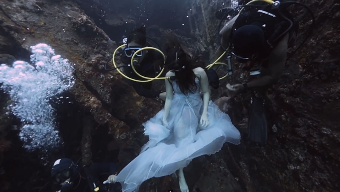 underwater-photography-shipwreck-bali-benjamin-von-wong-10