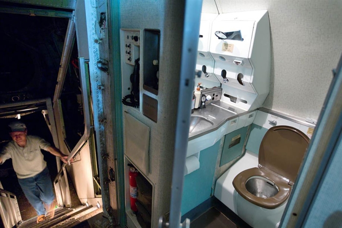 old-boeing-727-recycled-plane-home-bruce-campbell-10