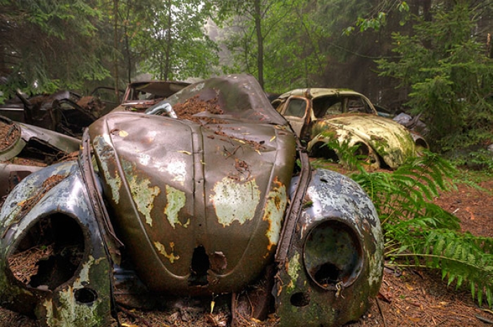 chatillon-car-graveyard-abandoned-cars-vehicle-cemetery-rosanne-de-lange-2