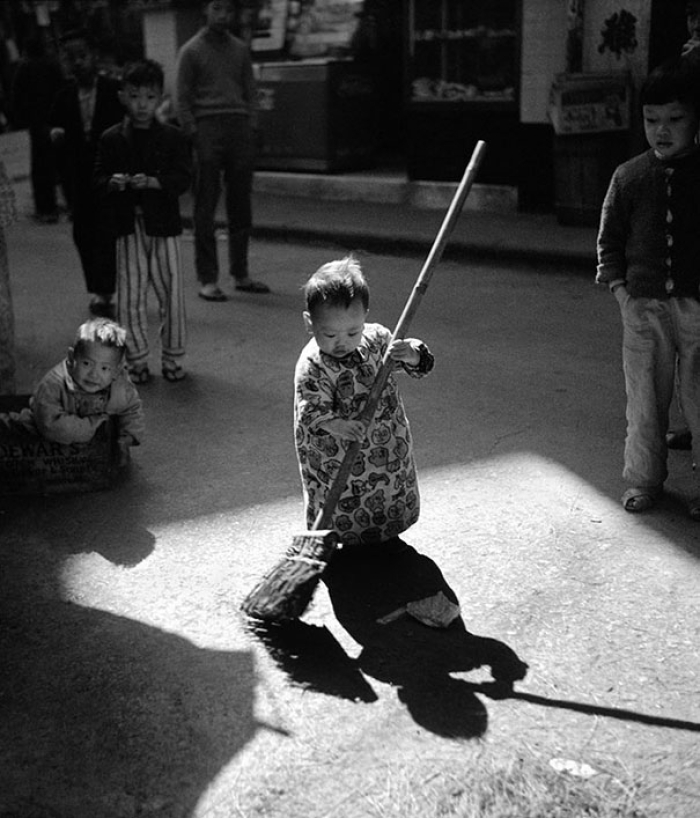 hong-kong-black-and-white-street-photography-ho-fan-29