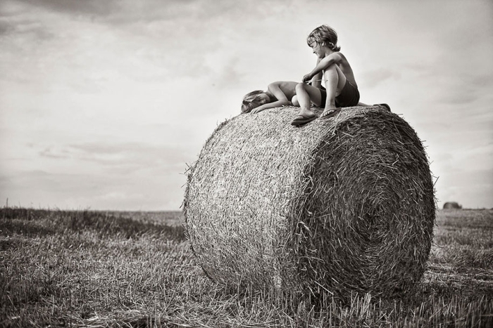 summertime-countryside-children-photography-izabela-urbaniak-5