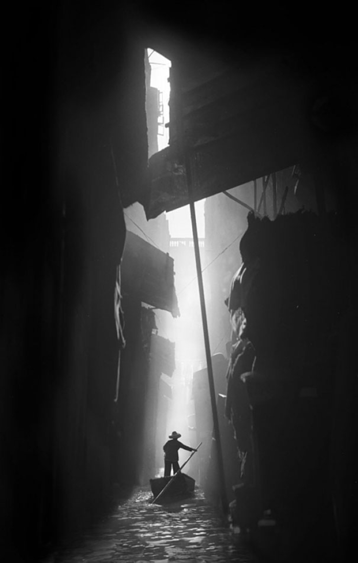 hong-kong-black-and-white-street-photography-ho-fan-23