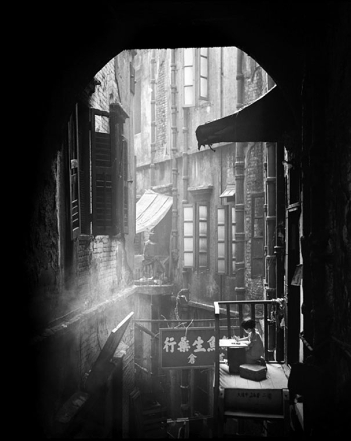 hong-kong-black-and-white-street-photography-ho-fan-16