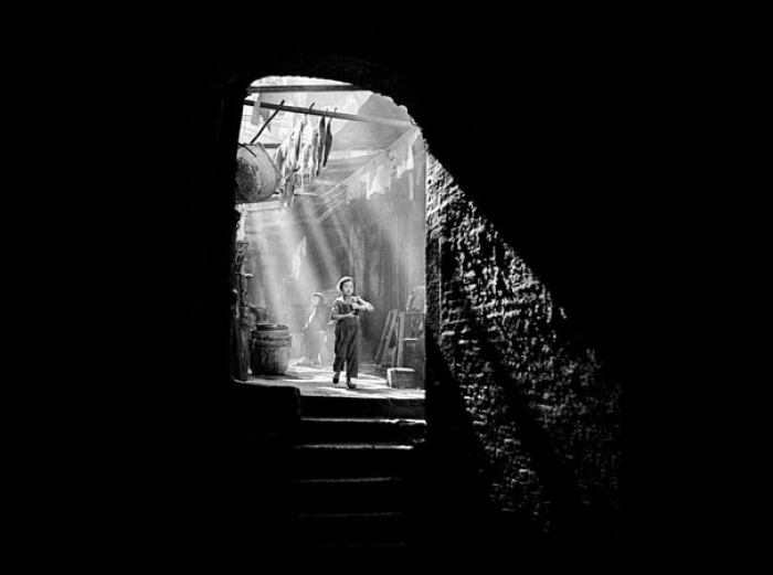 hong-kong-black-and-white-street-photography-ho-fan-27