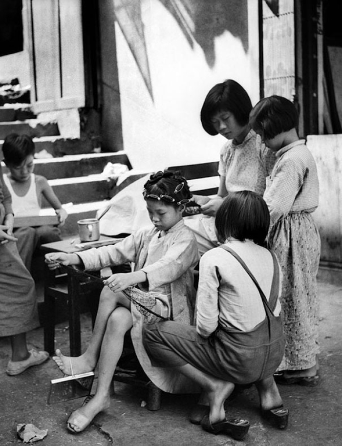 hong-kong-black-and-white-street-photography-ho-fan-5