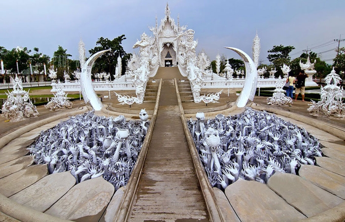 white-temple-wat-rong-khun-buddhist-thailand-architecture-12