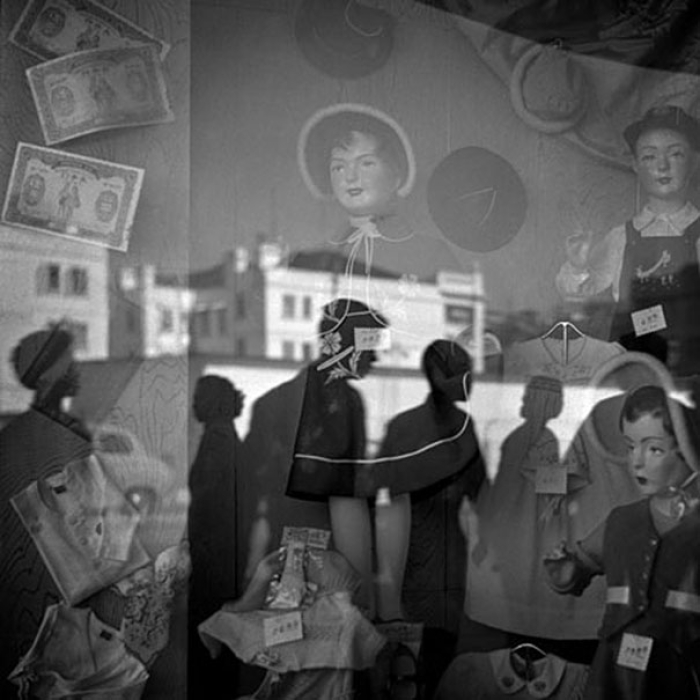 hong-kong-black-and-white-street-photography-ho-fan-22