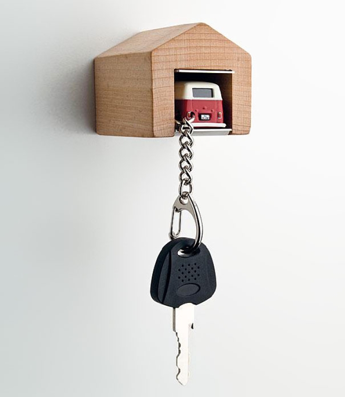 wooden-garage-car-keys-holder-andre-rumann-1
