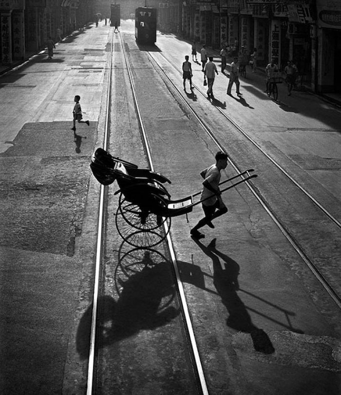 hong-kong-black-and-white-street-photography-ho-fan-7