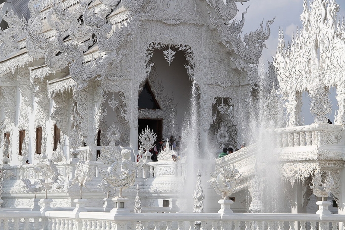 white-temple-wat-rong-khun-buddhist-thailand-architecture-8