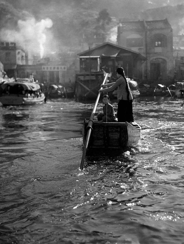 hong-kong-black-and-white-street-photography-ho-fan-9
