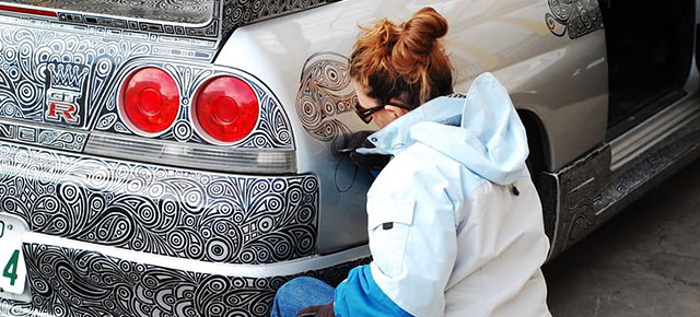 Guy Leaves His Nissan Skyline GTR For His Artist Wife To Experiment With Her Sharpie Pen