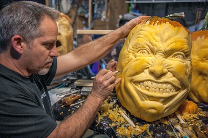 creepy-pumpkin-carvings-jon-neill-17