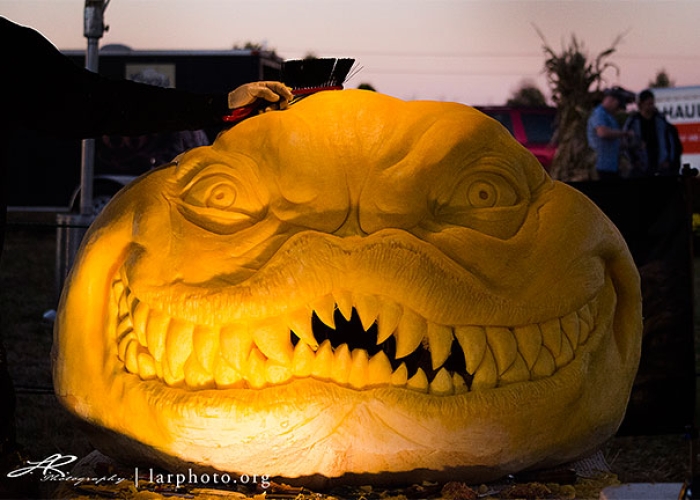creepy-pumpkin-carvings-jon-neill-16