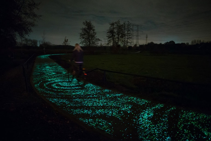 led-glowing-van-gogh-bicycle-path-nuenen-netherlands-daan-roosegaarde-5