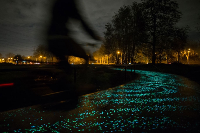 led-glowing-van-gogh-bicycle-path-nuenen-netherlands-daan-roosegaarde-4
