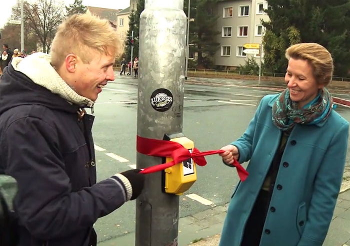 streetpong-cross-walk-pong-game-actiwait-germany-3