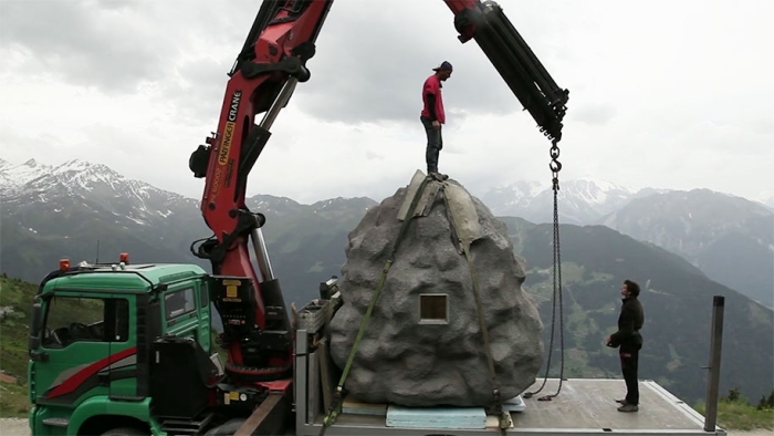 antoine-boulder-cabin-switzerland-alps-bureau-a-9