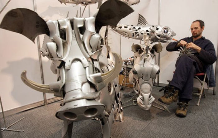 hubcaps-recycling-art-upcycling-ptolemy-elrington-20