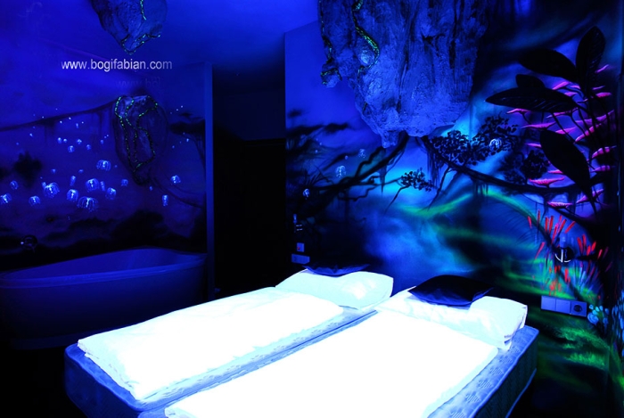 glowing-murals-uv-blacklight-art-bogi-fabian-11