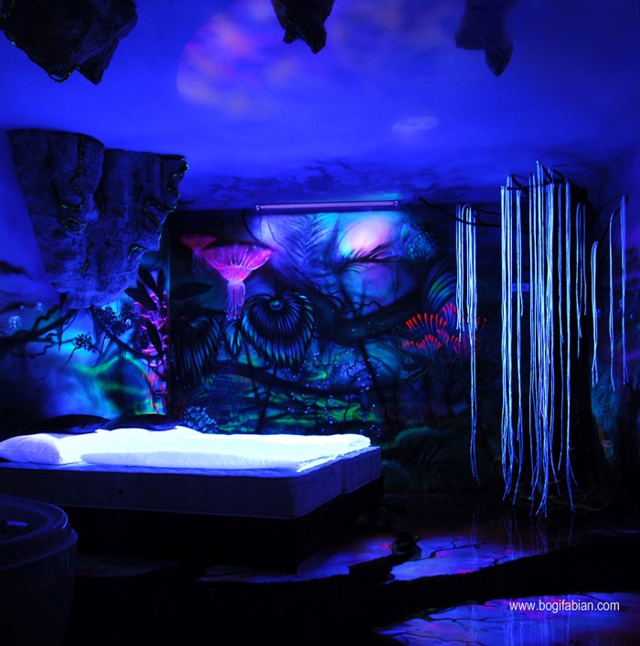 glowing-murals-uv-blacklight-art-bogi-fabian-12