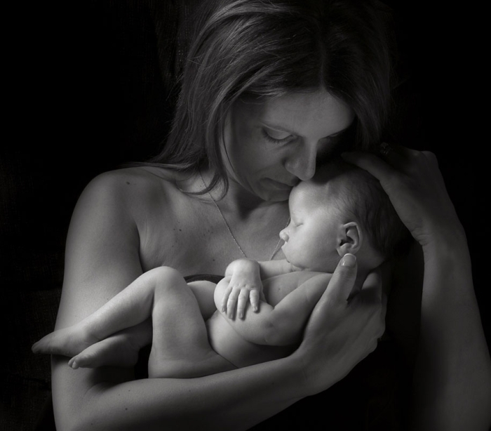tragic-photographs-of-parents-giving-their-last-goodbye-to-their-lost-babies-11