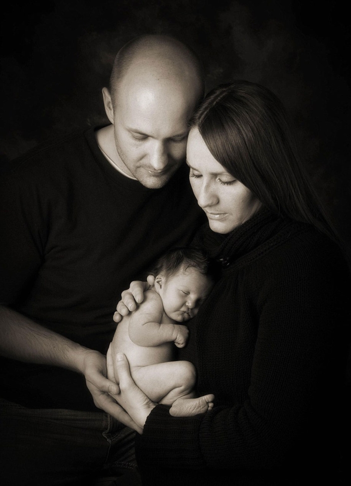 tragic-photographs-of-parents-giving-their-last-goodbye-to-their-lost-babies-1