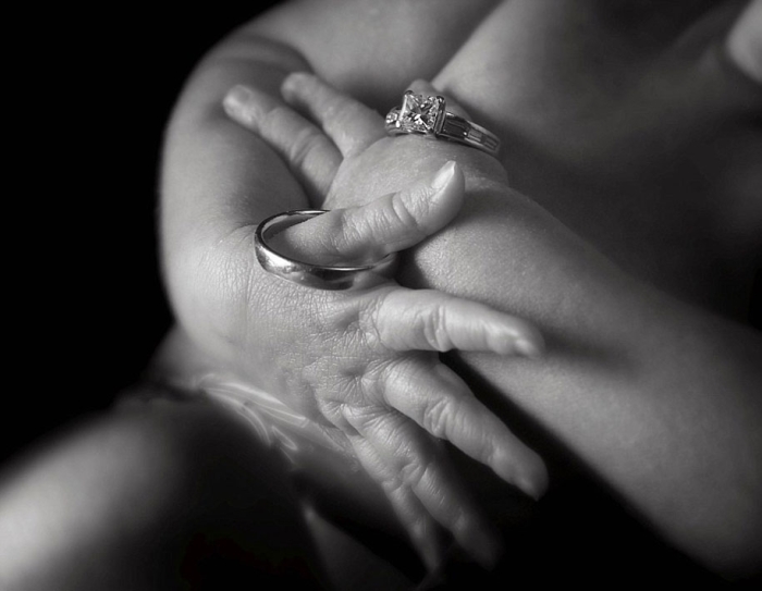 tragic-photographs-of-parents-giving-their-last-goodbye-to-their-lost-babies-7