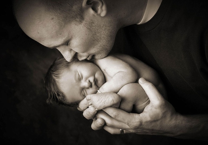 tragic-photographs-of-parents-giving-their-last-goodbye-to-their-lost-babies-2