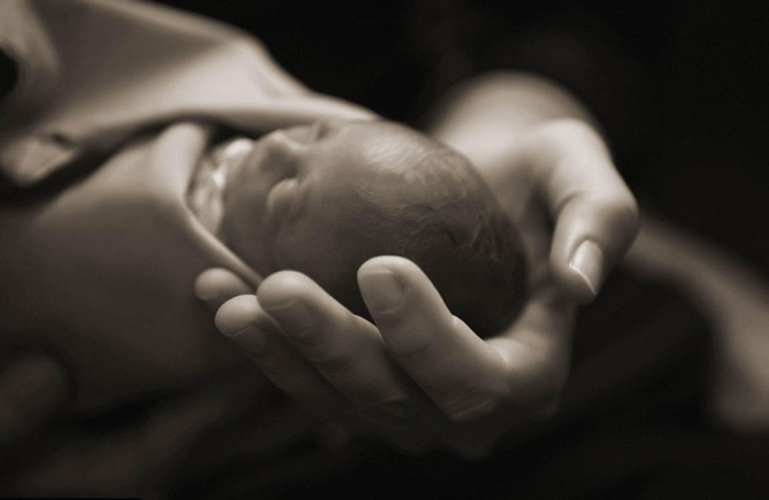 tragic-photographs-of-parents-giving-their-last-goodbye-to-their-lost-babies-5