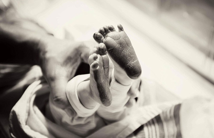 tragic-photographs-of-parents-giving-their-last-goodbye-to-their-lost-babies-6
